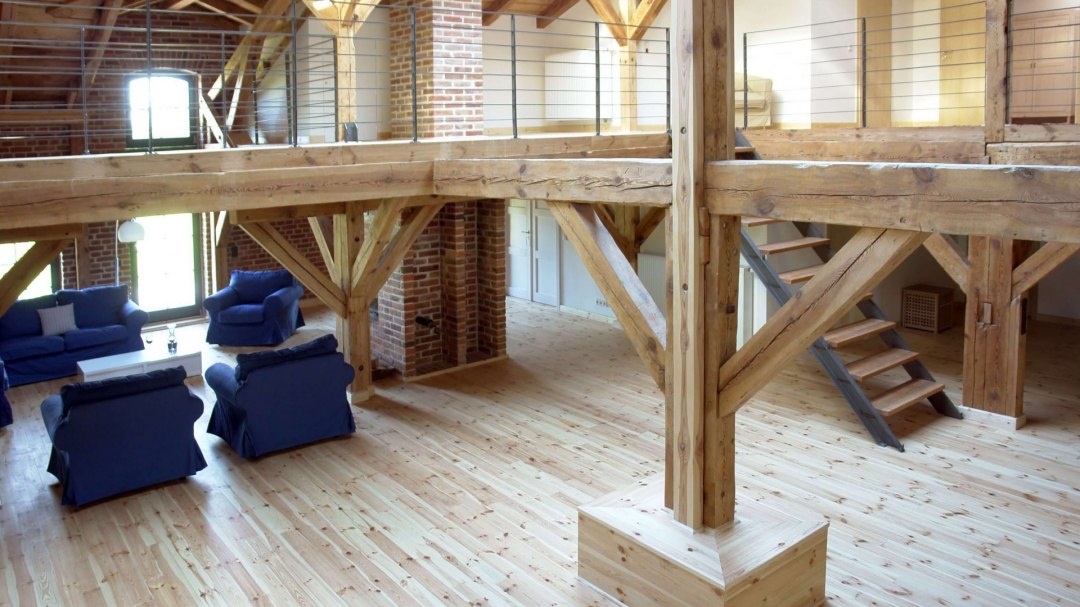 Dieses stilvolle Loft kombiniert rustikalen Charme mit modernen Akzenten. Die massiven Holzbalken und das offene Raumkonzept harmonieren perfekt mit den gemütlichen Sitzgelegenheiten, während die freiliegenden Ziegelwände den historischen Charakter des Gebäudes bewahren. Die großzügige Galerie bietet zusätzlichen Raum und betont die luftige Atmosphäre dieses einzigartigen Wohnraums., © Dieses stilvolle Loft kombiniert rustikalen Charme mit modernen Akzenten. Die massiven Holzbalken und das offene Raumkonzept harmonieren perfekt mit den gemütlichen Sitzgelegenheiten, während die freiliegenden Ziegelwände den historischen Charakter des Gebäudes bewahren. Die großzügige Galerie bietet zusätzlichen Raum und betont die luftige Atmosphäre dieses einzigartigen Wohnraums.