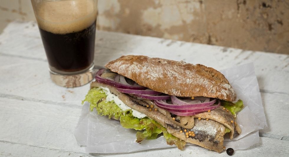 Heerlijke broodjes vis met vers gevangen vis in ons vishuis // &copy; Hafenkater