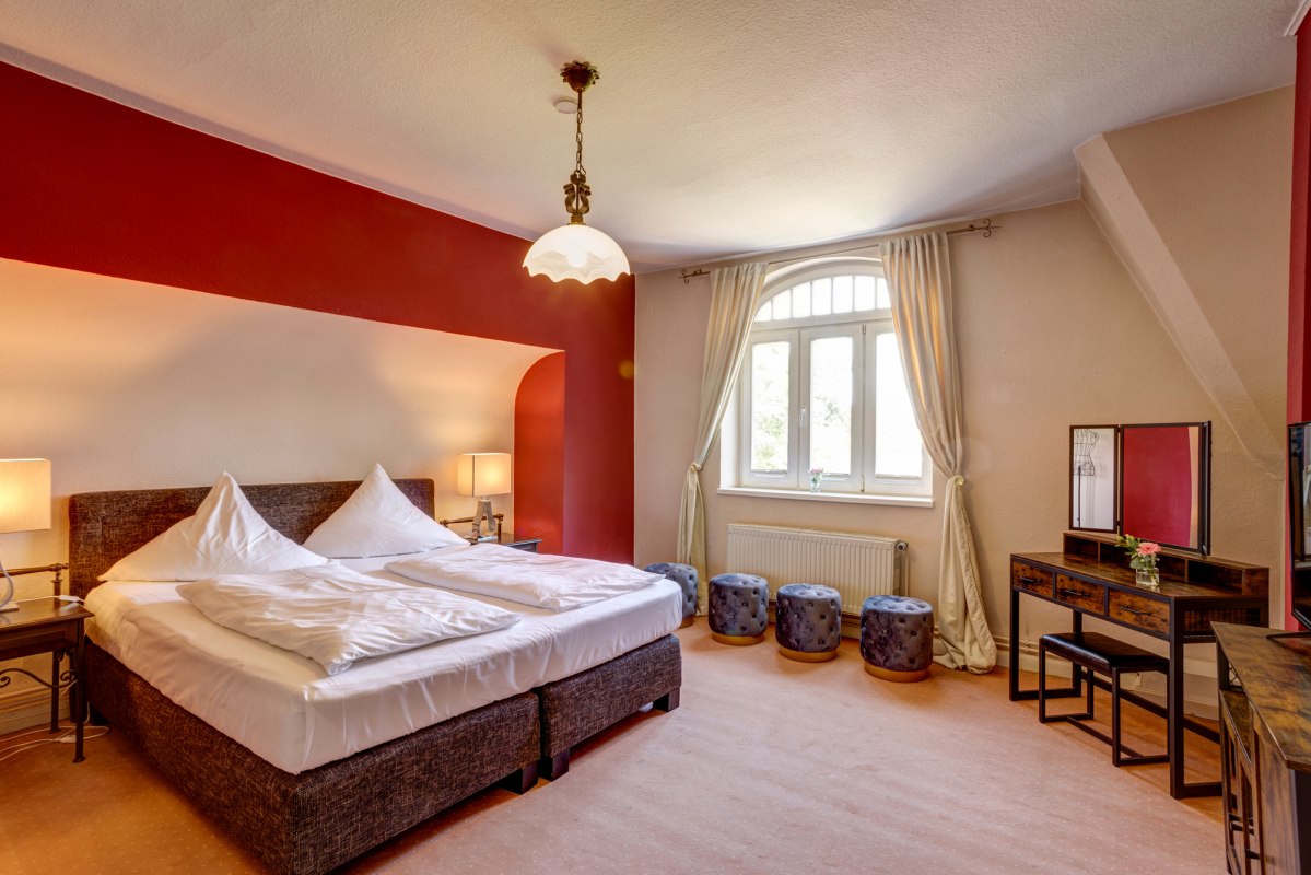 Zicht op het slaapgedeelte van een van de kamers. // &copy; Jagdschl&ouml;sschen Schwartow / Jan Haeselich