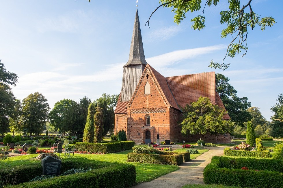 Die Dorfkirche ist von einem Friedhof umgeben., © Frank Burger Die Dorfkirche ist von einem Friedhof umgeben., © Frank Burger