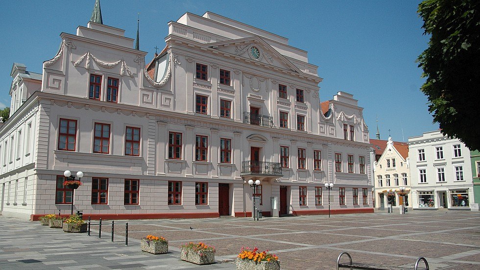 Das Güstrower Rathaus mit klassizistischer Fassade // © Christoph Nahr Das Güstrower Rathaus mit klassizistischer Fassade // © Christoph Nahr