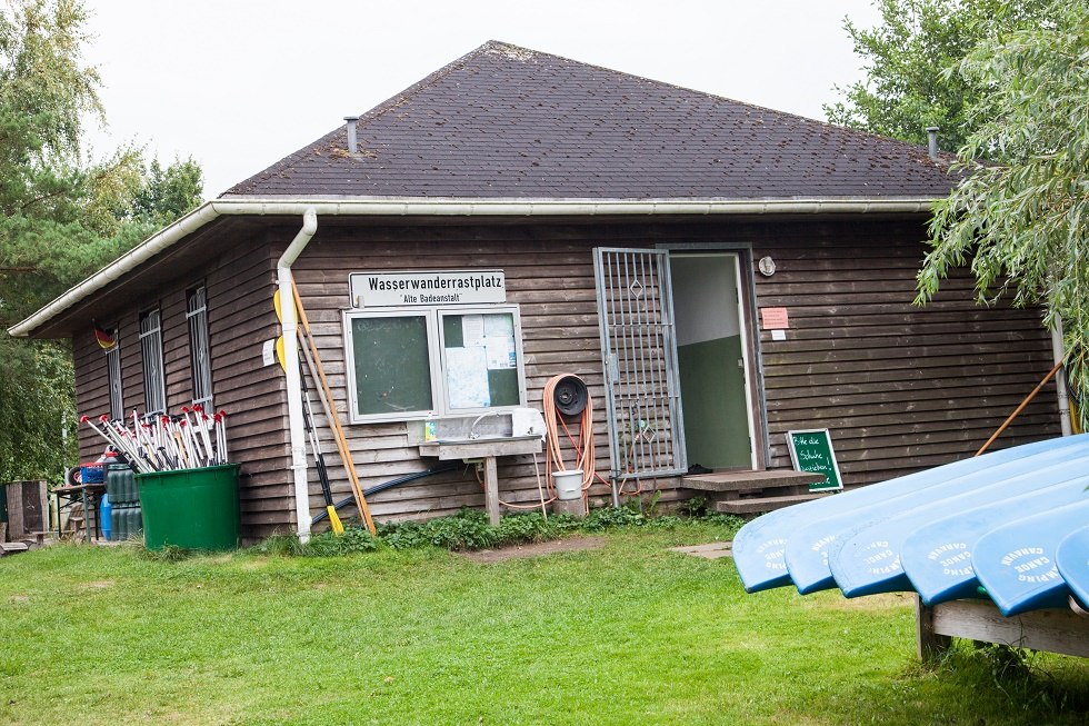 De waterwandelrustplaats ligt direct aan het B&uuml;tzowermeer. // &copy; Frank Burger