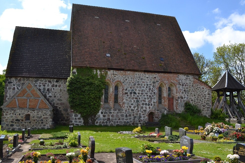 Kirche und Teile des Friedhofs // &copy; Lutz Werner