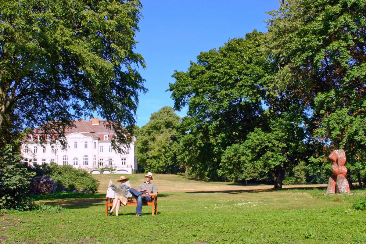 Relaxen in der Parkanlage von Schloss Zinzow // &copy; Schloss Zinzow