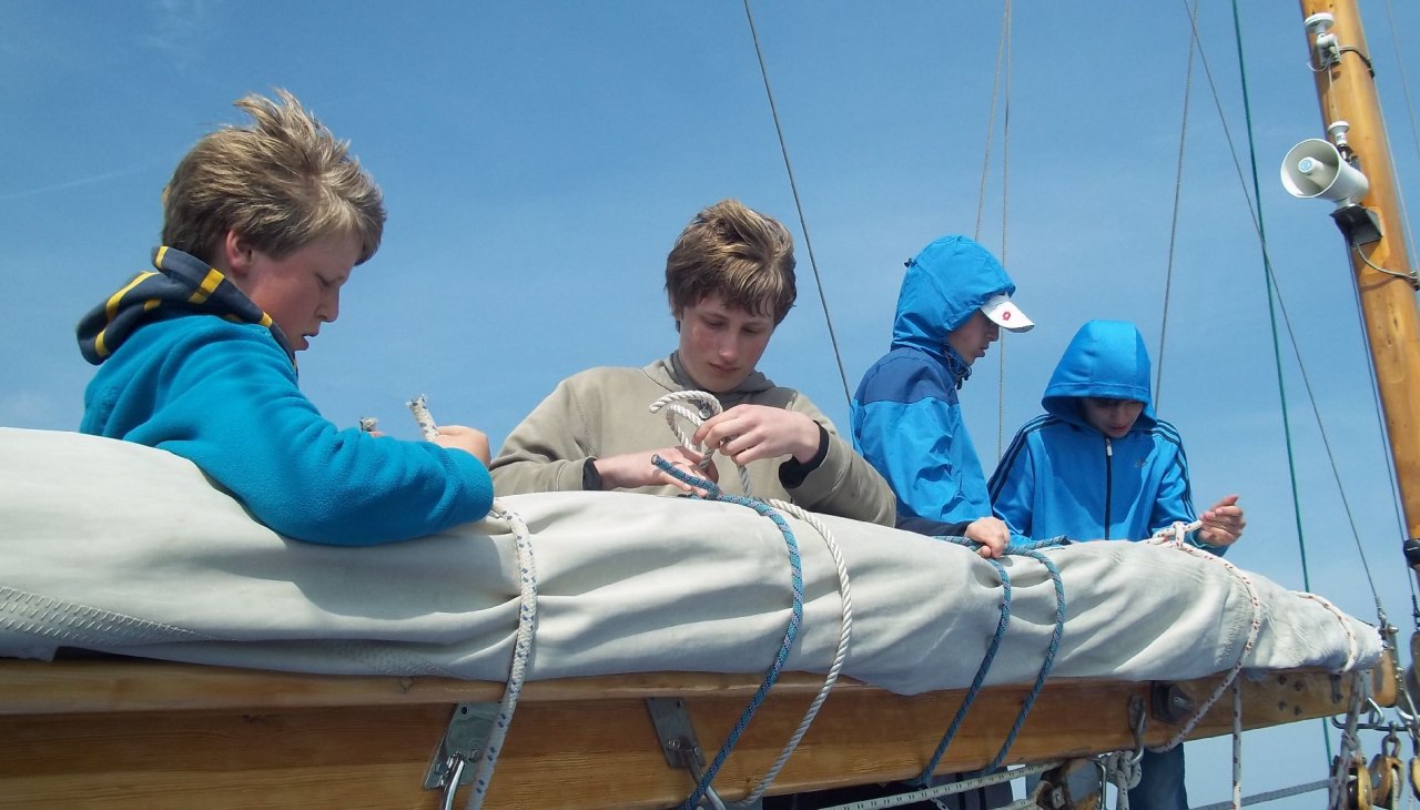 Jugendliche auf dem Kartenhaus, beim einpacken des Großsegels, © Mirko Niebuhr 2017 Jugendliche auf dem Kartenhaus, beim einpacken des Großsegels, © Mirko Niebuhr 2017