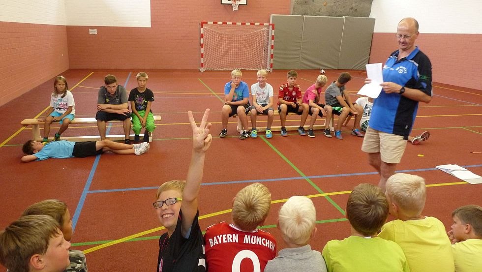 Een sportkampeertraining in de speel- en bewegingshal met klimmuur, volleybal-, handbal-, basketbal- en badmintonvelden, 3 tafeltennistafels en slackline., © Jessenitzer Aus- und Weiterbildung e.V. Een sportkampeertraining in de speel- en bewegingshal met klimmuur, volleybal-, handbal-, basketbal- en badmintonvelden, 3 tafeltennistafels en slackline., © Jessenitzer Aus- und Weiterbildung e.V.