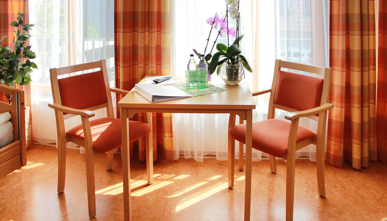 Helles Zimmer mit Sitzgelegenheit, © Netzwerk für Menschen Helles Zimmer mit Sitzgelegenheit, © Netzwerk für Menschen