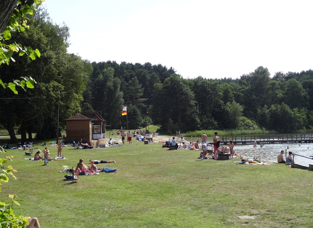 Liegewiese im Strandbad "Weißer See", © Mecklenburgische Kleinseenplatte Touristik GmbH Liegewiese im Strandbad "Weißer See", © Mecklenburgische Kleinseenplatte Touristik GmbH