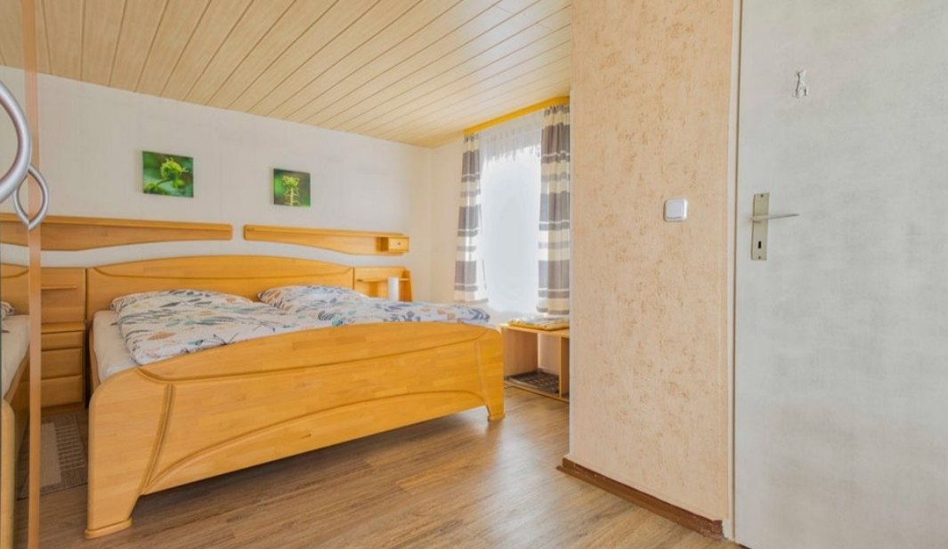 Unsere Schlafzimmer verf&uuml;gen &uuml;ber gro&szlig;e Betten 1,80x2,00m // &copy; Fam. Schurat