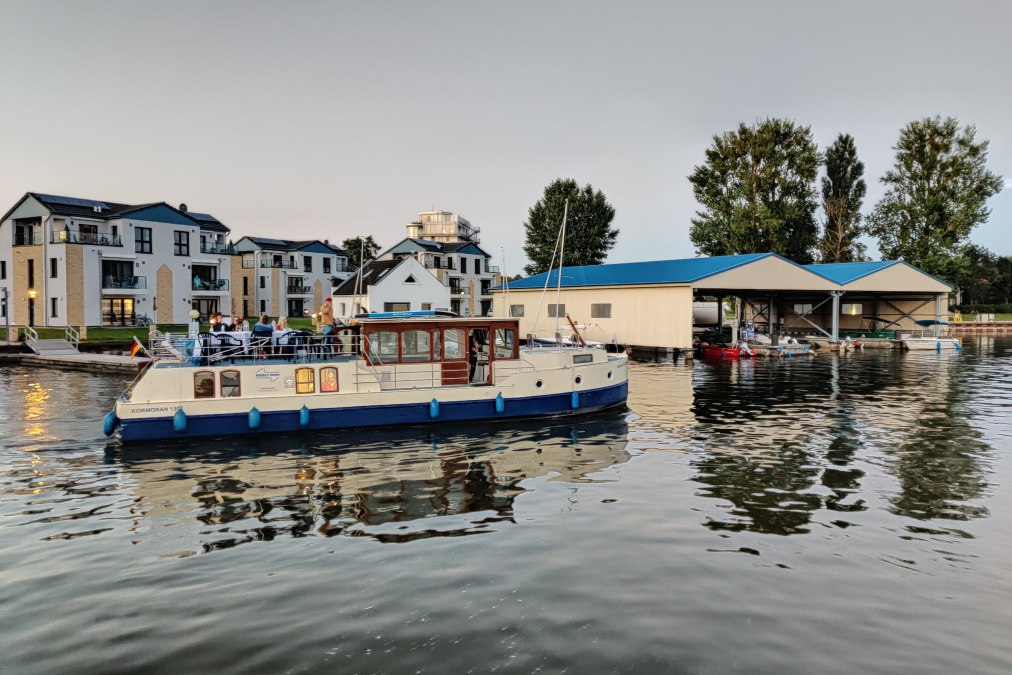 Logenplatz f&uuml;rs Hafenkino: Vom Balkon der Marina M&uuml;ritz Apartments kann man das Geschehen im Hafen stets mitverfolgen., &copy; KUHNLE-TOURS