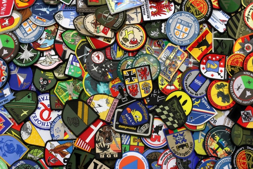 Patches gegen Spenden für krebskranke Kinder: Mit einer Spendenaktion unterstützt die Bundeswehr während "Schwerin in Grün" den KraKi-Verein; KraKi unterstützt krebskranke Kinder. Patches sind teil phantasievoll bestickte Aufnäher mit Klettrücken. Patches gelten als begehrte Sammelobjekte. // © Bundeswehr/Oesteritz Patches gegen Spenden für krebskranke Kinder: Mit einer Spendenaktion unterstützt die Bundeswehr während "Schwerin in Grün" den KraKi-Verein; KraKi unterstützt krebskranke Kinder. Patches sind teil phantasievoll bestickte Aufnäher mit Klettrücken. Patches gelten als begehrte Sammelobjekte. // © Bundeswehr/Oesteritz