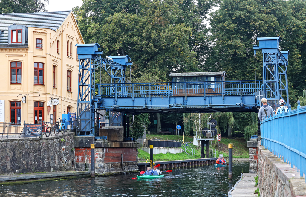 De hefbrug in Plau am See - kanovaren op de M&uuml;ritz-Elde-Wasswestrasse, &copy; TMV / Gohlke