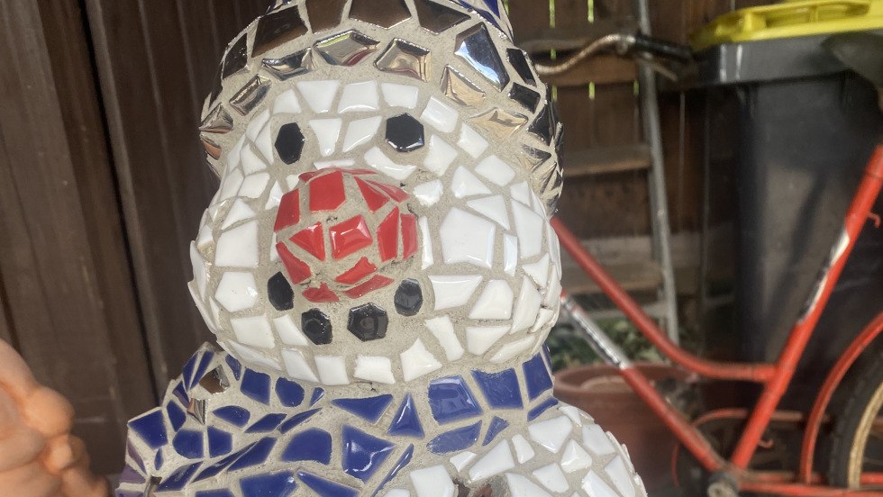 Schneemann Aus Terrakotta und Mosaiksteine, &copy; Margarete Reimer