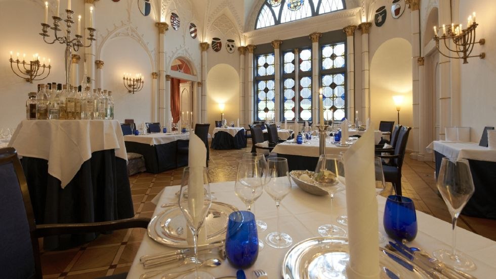 Culinaire hoogstandjes - gastronomisch restaurant in de Wappensaal van Schlosshotel Burg Schlitz // &copy; Schlosshotel Burg Schlitz/Petra St&uuml;ning Photografie