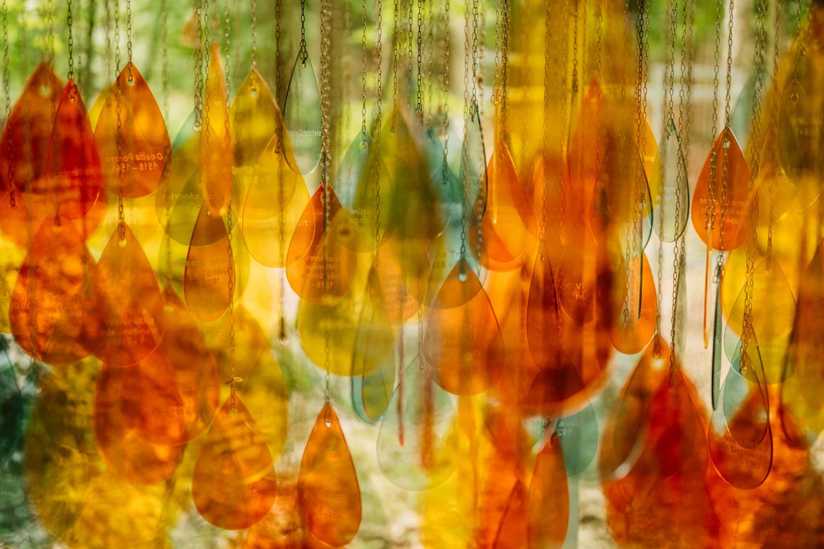 Mit der künstlerischen Installation "Namenstropfen" wird an die ehemals inhaftierten Frauen erinnert. // © Christian Thiele Mit der künstlerischen Installation "Namenstropfen" wird an die ehemals inhaftierten Frauen erinnert. // © Christian Thiele