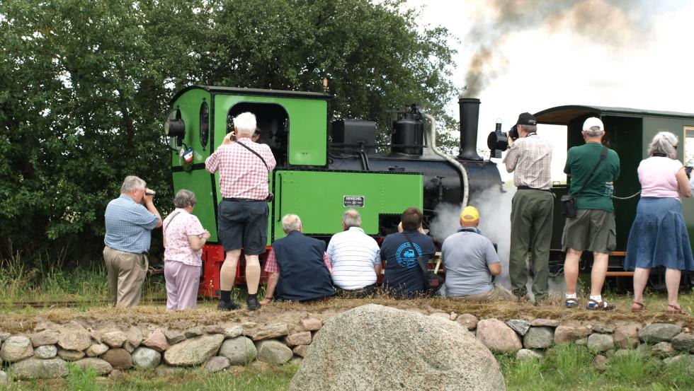 Fotoshoot in de spoordriehoek met Britse spoorwegliefhebbers // &copy; Roland Milster