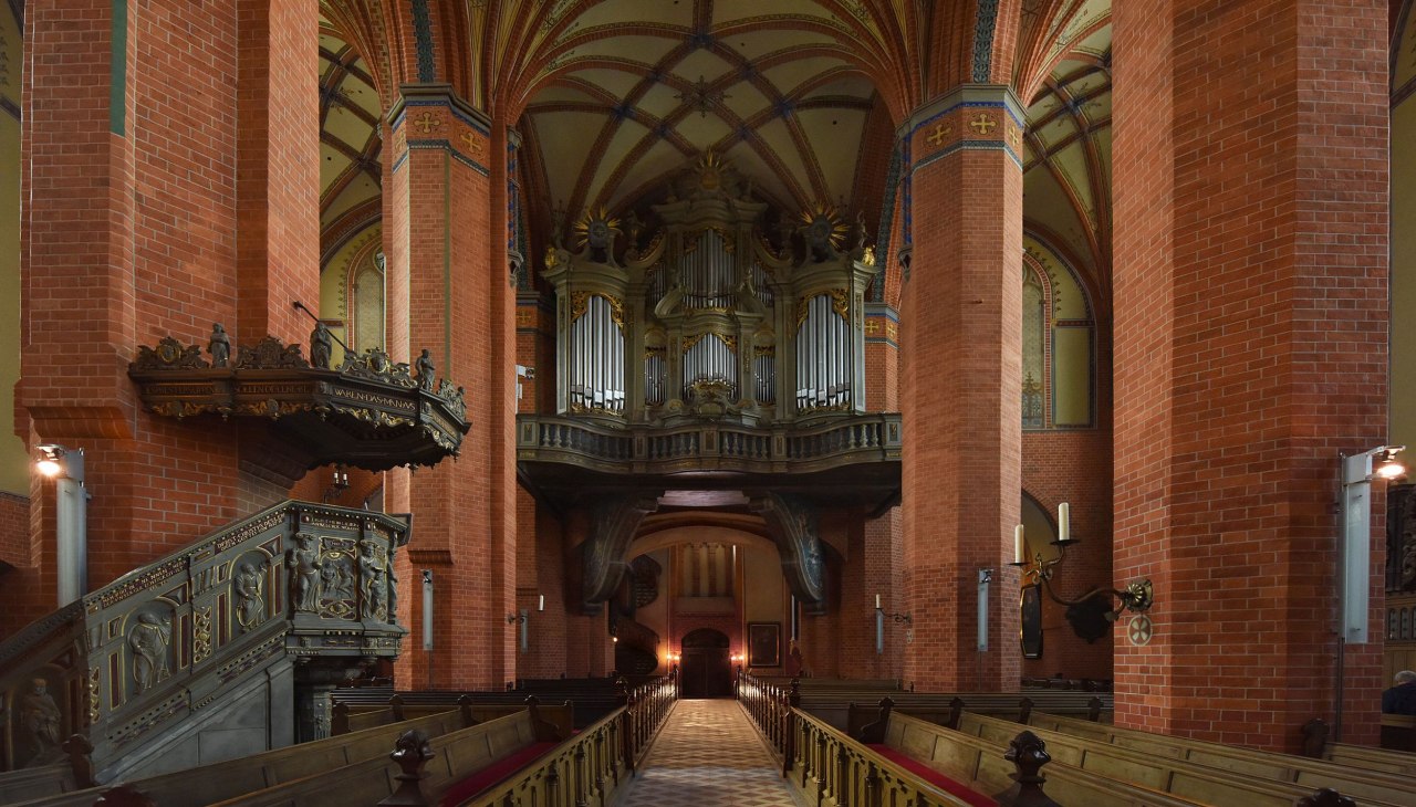 Binnenaanzicht van de parochiekerk St Mary's, &copy; Helga M&ouml;bius