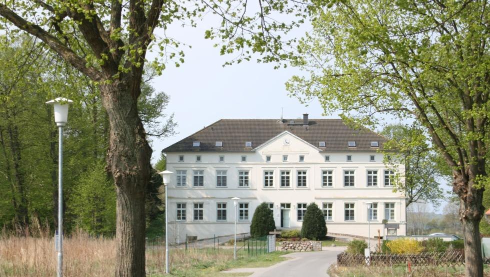 Blick von der Zufahrtsstraße auf das Herrenhaus // © Klaus-Dieter Bartsch Blick von der Zufahrtsstraße auf das Herrenhaus // © Klaus-Dieter Bartsch