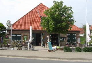 Au&szlig;enansicht Alter Schafstall in Basedow - Cafe mit kleiner Ausstellung // &copy; G. Marin-Ziegler