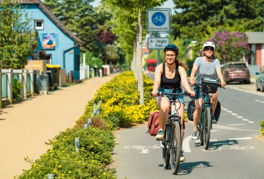 Mit dem Fahrrad auf dem Radweg durch Waren. // In Waren gibt’s eigene Fahrradstraßen // © MV-T/Tiemann Mit dem Fahrrad auf dem Radweg durch Waren.