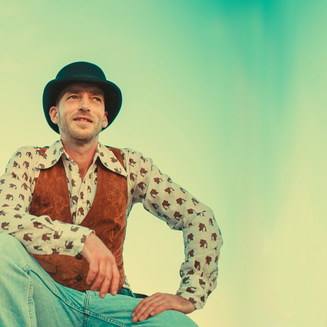 MARKUZ WALACH packt den BluesRock an der Wurzel, frischt das Ganze mit Funk und Soul auf, und das Ergebnis passt in keine Schublade: der Mann mit Melone groovt, &copy; Christian Christe