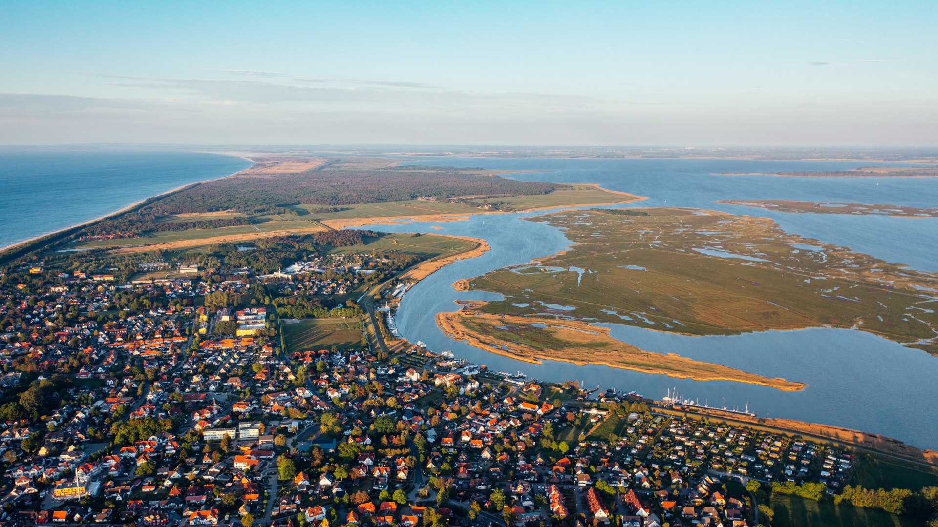 Naturlandschaft Zingst und Insel Kirr aus der Luft von Oben und im Hintergrund die Ostsee
