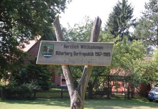 Ein Hinweisschild begrüßt die Besucher in der Dorfrepublik Rüterberg // © Gabriele Skorupski Ein Hinweisschild begrüßt die Besucher in der Dorfrepublik Rüterberg // © Gabriele Skorupski