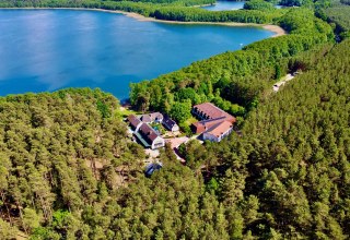 Eingebettet&nbsp;im&nbsp;M&uuml;ritz-Nationalpark,&nbsp;am&nbsp;Gro&szlig;en&nbsp;Labussee.&nbsp;Mehr&nbsp;Platz&nbsp;geht&nbsp;nicht! // &copy; Familotel Borchard&acute;s Rookhus