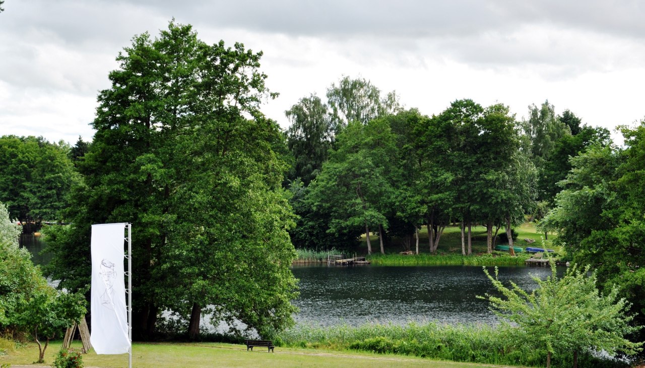 Blick von der Terrasse über den Hans-Fallada-Museumsgarten auf den Carwitzer See, © zoneEINZ GmbH