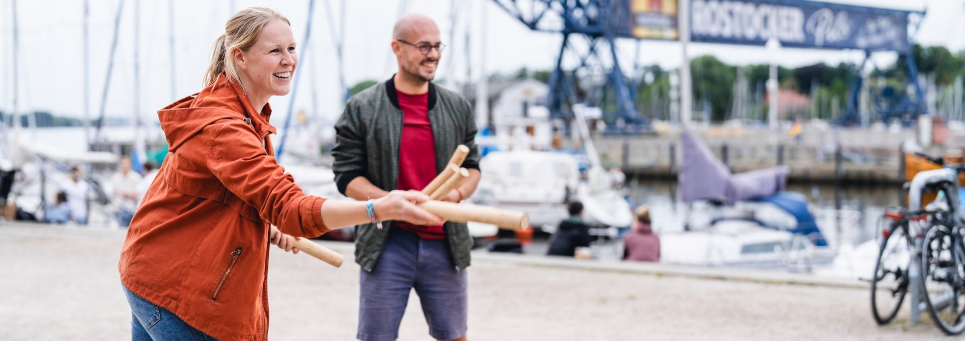 Im Sommer trifft man sich an der Rostocker Kaikante zum Wikingerschach. Claudi und Tom versuchen mit den Holzst&auml;ben die Kl&ouml;tze des gegnerischen Teams umzuwerfen.