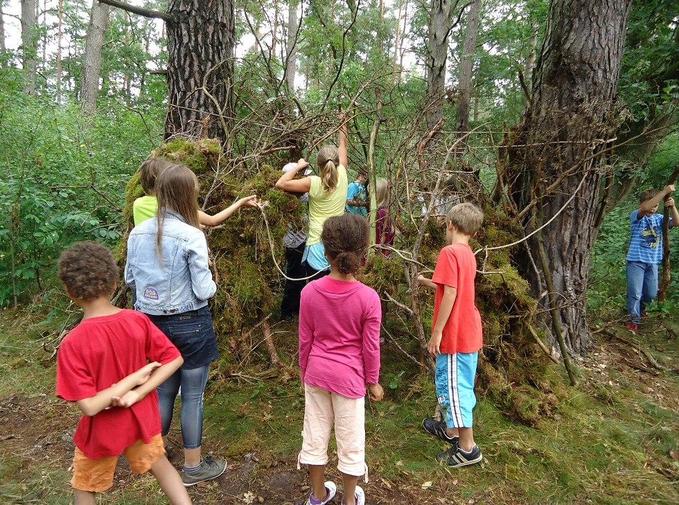 Hüttenbau im Umweltcamp., © Zebef e.V.