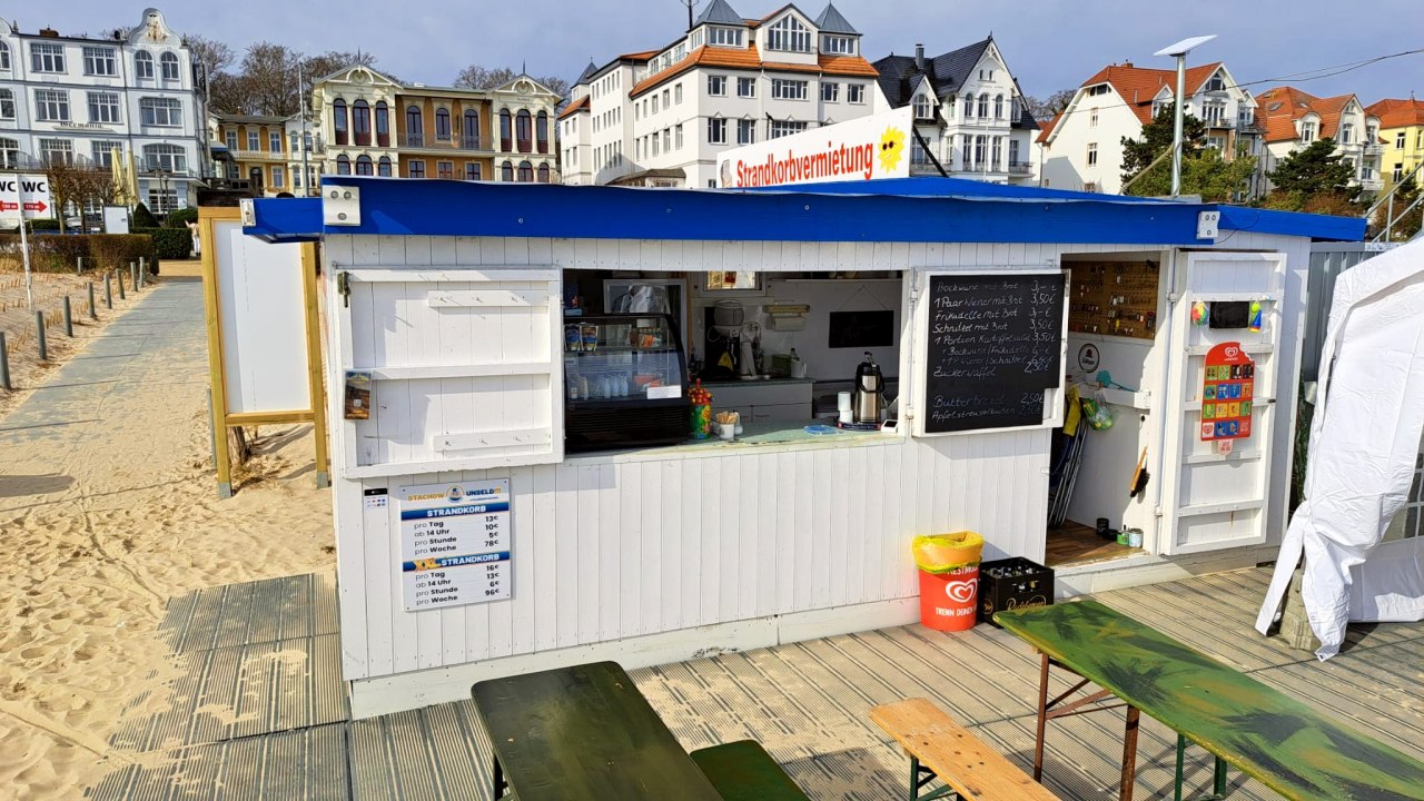 Strandkorbvermietung, Kiosk und Imbiss der Strandbar Bansin am Turm 9 mit Angebot an Getr&auml;nken, Snacks und Eis direkt am Ostseestrand zwischen Seebr&uuml;cke und Konzertmuschel // &copy; Stachow Unseld GbR
