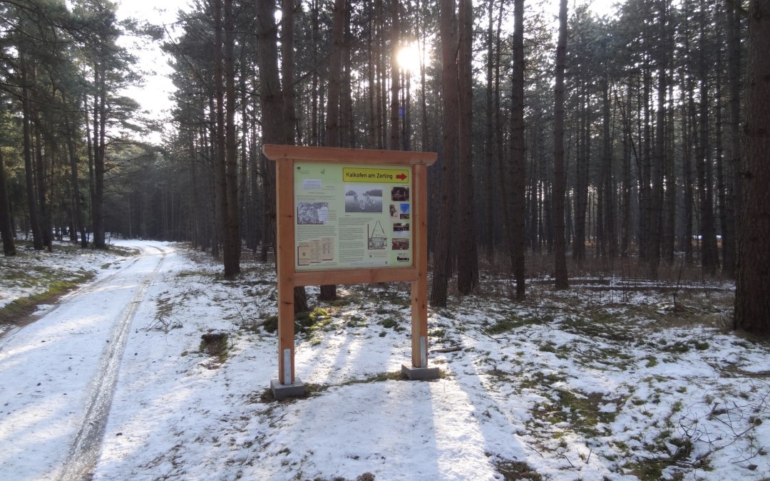 Hinweisschild: Priepertscher Teerofen, © Foto: Touristinformationen Wesenberg & Mirow, Mecklenburgische Kleinseenplatte