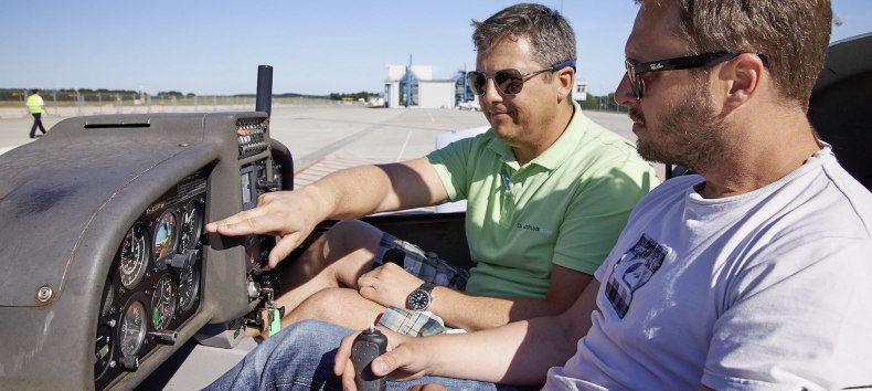 Fluglehrer & Flugsch&uuml;ler im Cockpit bei der Ausbildung // &copy; ostseeflug.com