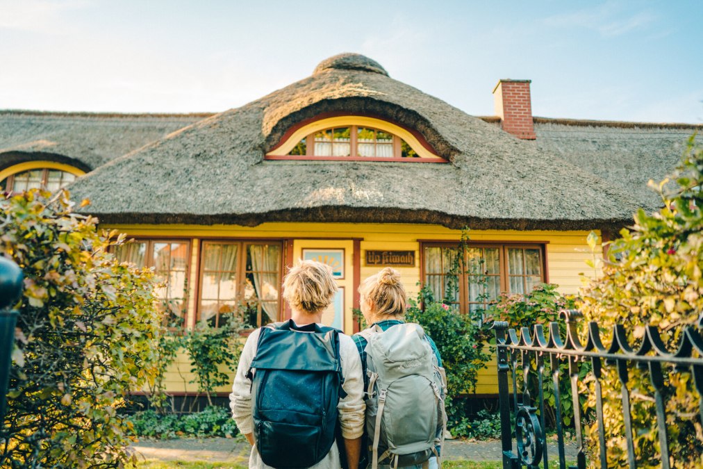 Urlaub auf dem Darß - die reetgedeckten Häuser sind ein Wahrzeichen der Region, © TMV/Petermann Urlaub auf dem Darß - die reetgedeckten Häuser sind ein Wahrzeichen der Region, © TMV/Petermann
