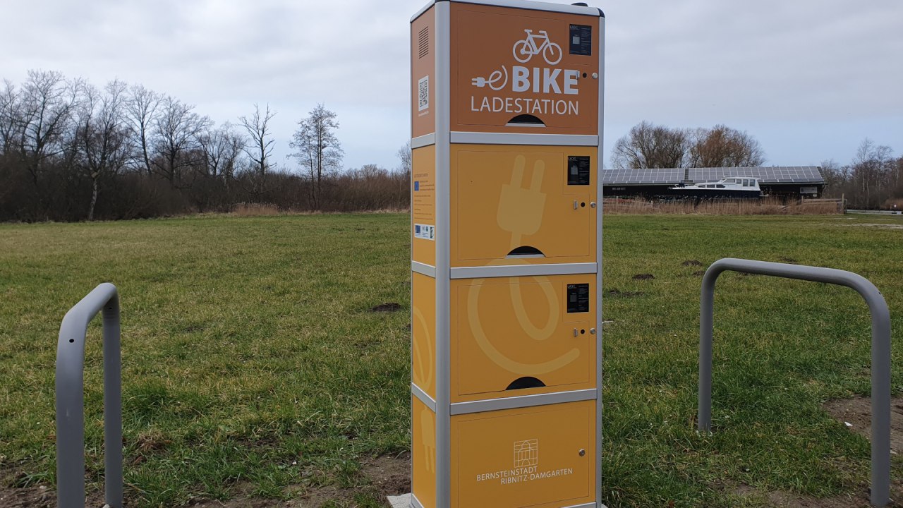 E-Bike Ladestation Damgarten Hafen // &copy; Sabine Maus
