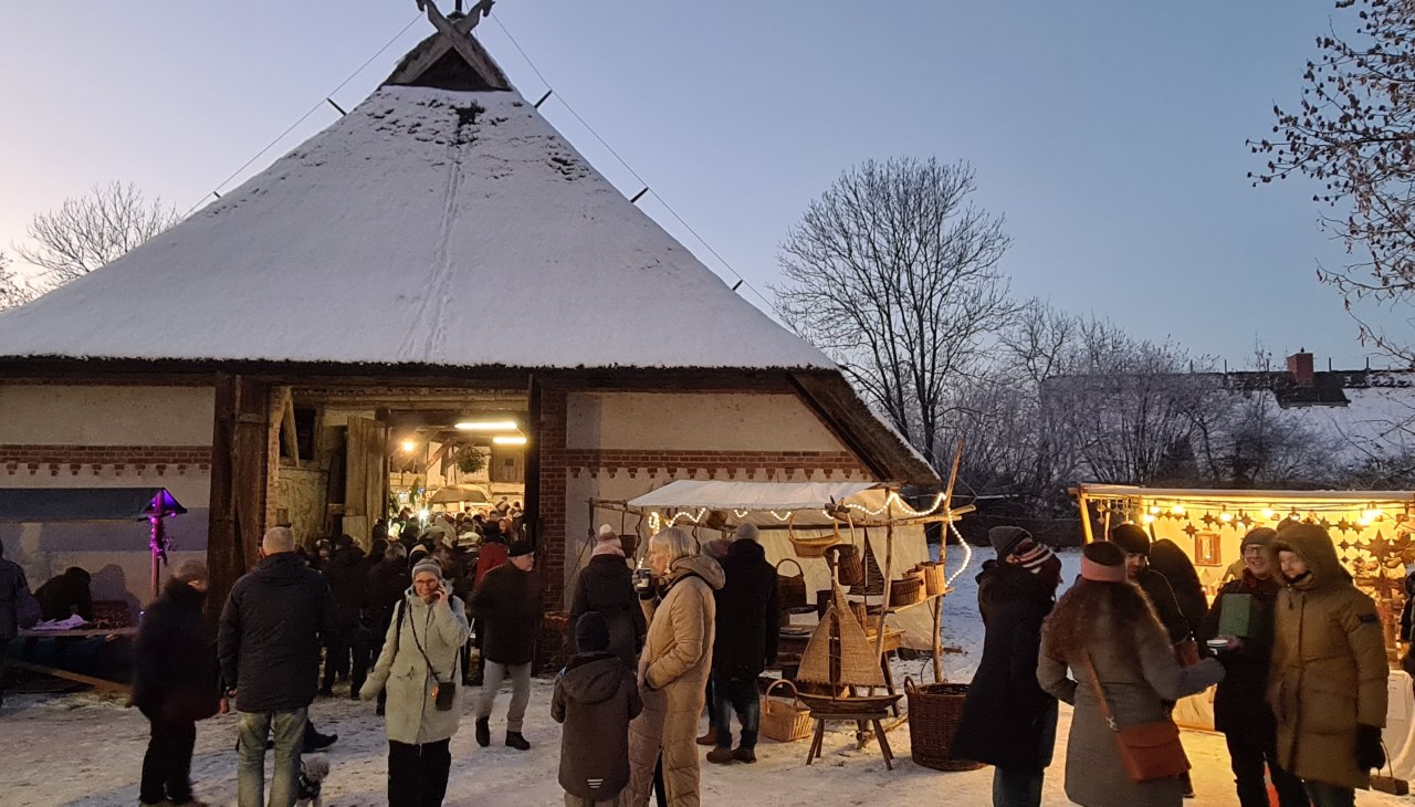 Stimmungsvoller Advenstmarkt im Mueßer Museumsdorf, © Fred-Ingo Pahl Stimmungsvoller Advenstmarkt im Mueßer Museumsdorf, © Fred-Ingo Pahl