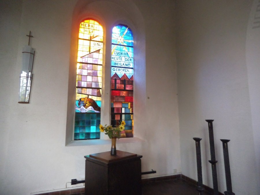 Buntglasfenster in der Dorfkirche G&ouml;hren, &copy; Tourismuszentrale R&uuml;gen