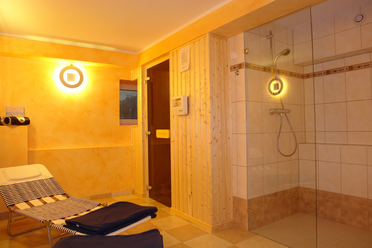 Eine kleine, charmante Sauna f&uuml;r 2 Personen laden zum Entspannen nach einem langen Winterspaziergang ein., &copy; Strandhotel zur Promenade