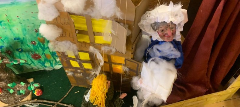 Frau Holle sch&uuml;ttelt das Kissen in ihrem Haus, &copy; Martina Kriedel