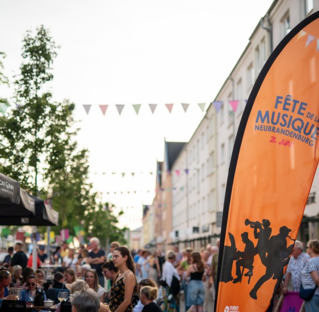 Fröhliches Beisammensein auf der Turmstraße während der Fête de la Musique. // © Jessica Schuck Fröhliches Beisammensein auf der Turmstraße während der Fête de la Musique. // © Jessica Schuck