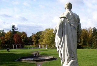 Malte-Denkmal im Park Putbus mit Blick zum abgerissenen Schloss, &copy; Tourismuszentrale R&uuml;gen