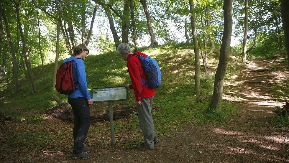 Eine Schautafel gibt einen Überlick über die Wallanlage. // © MV-T/outdoor-visions.com Eine Schautafel gibt einen Überlick über die Wallanlage. // © MV-T/outdoor-visions.com