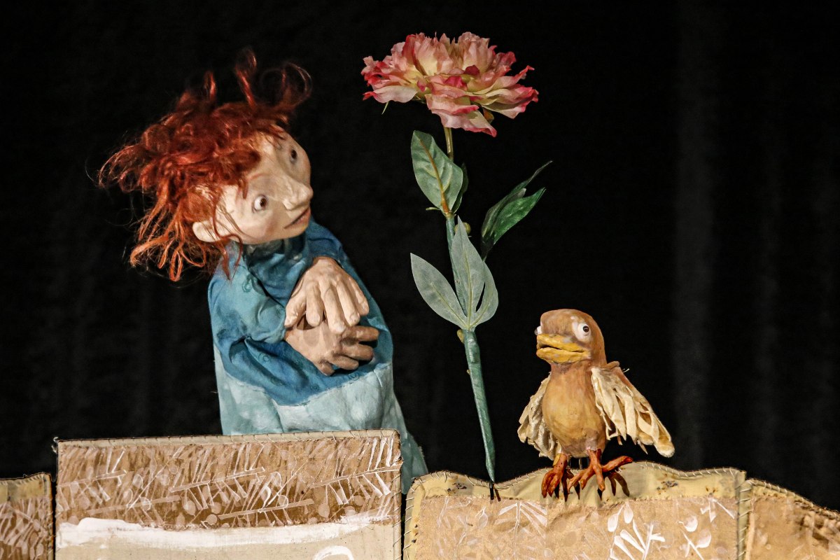 Bild einer Szene aus dem St&uuml;ck mit der kleinen Frau, einer Blume und einem Vogel // &copy; Klaus Schiebold