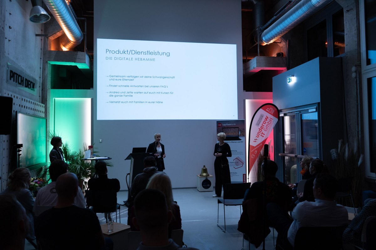 Abendveranstaltung im InnovationPort Wismar, Publikum von hinten vor der Leinwand // © InnovationPort Wismar Abendveranstaltung im InnovationPort Wismar, Publikum von hinten vor der Leinwand // © InnovationPort Wismar