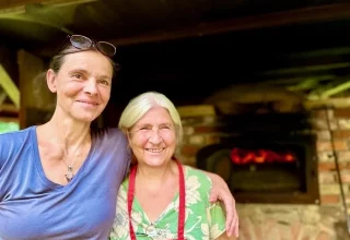 Sabine Warncke (li) und Dorothee Weckmüller (r) vor dem Lehmbackofen im Lehmmuseum Gnevsdorf // © H.Miska Sabine Warncke (li) und Dorothee Weckmüller (r) vor dem Lehmbackofen im Lehmmuseum Gnevsdorf // © H.Miska
