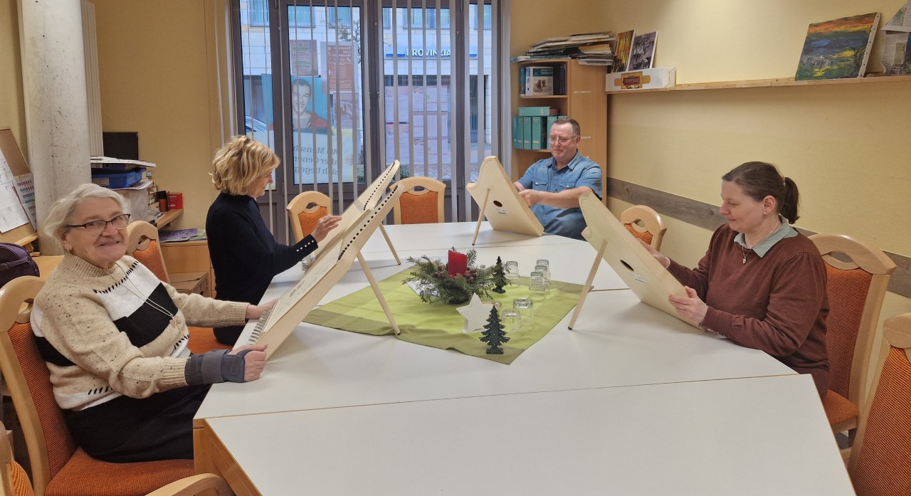 Cursus harp bij Veeh in het Mehrgenerationenhaus van de Diakonie, in samenwerking met de muziekschool // &copy; Diakonie Neustrelitz