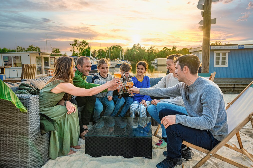 Beachbar im Hafendorf Müritz, © TMV/Tiemann Beachbar im Hafendorf Müritz, © TMV/Tiemann