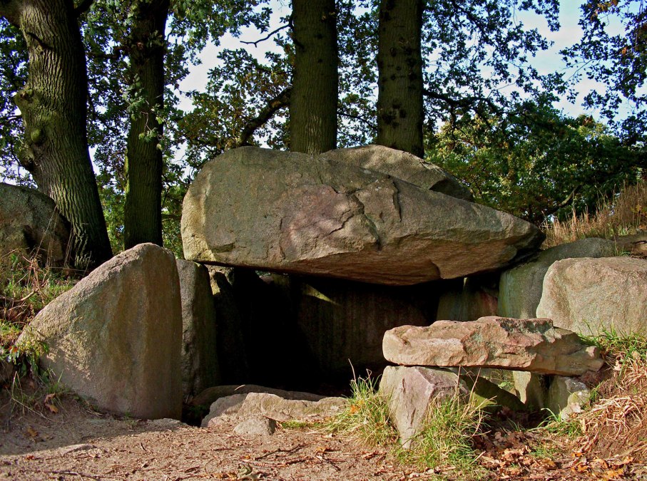 Indrukwekkende megalithische necropolis bij Lancken-Granitz, &copy; Arch&auml;o Tour R&uuml;gen