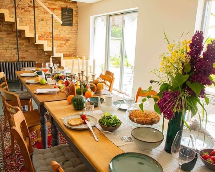 Gedekte tafel met uitzicht op het terras // &copy; Thomas Paulus